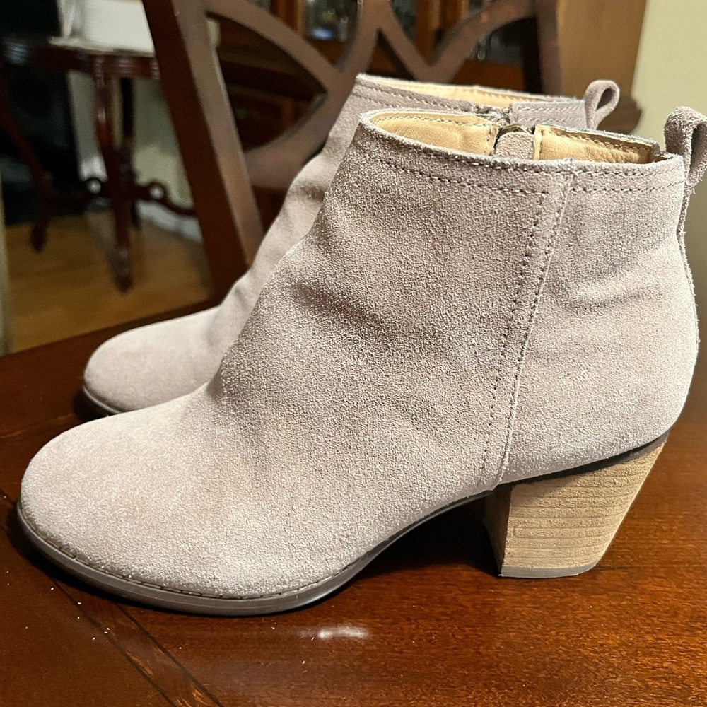 Lands End women’s suede boots. Only worn a few times. US Size 6 D, Euro size 36.